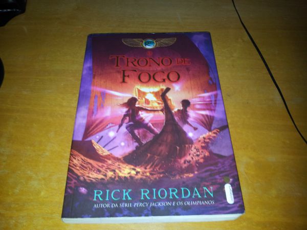 Livro Trono de Fogo